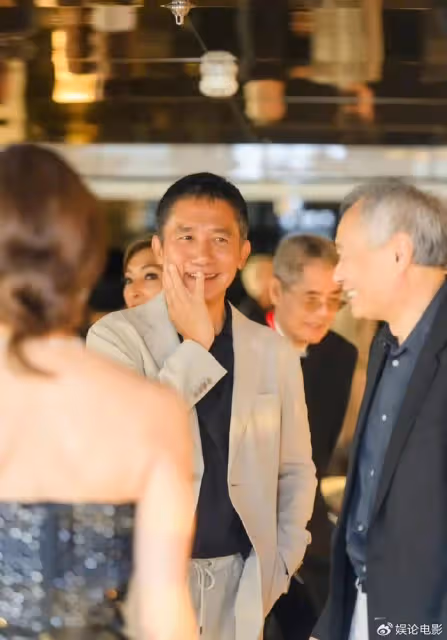 李安為梁朝偉頒發威尼斯終身成就獎，其喜極而泣，抹眼淚也太可愛