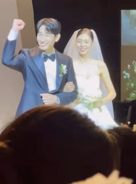 尹博和金秀彬婚禮現場公開，好友送上浪漫祝福，婚紗照兩人超甜蜜