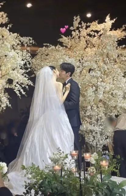 尹博和金秀彬婚禮現場公開，好友送上浪漫祝福，婚紗照兩人超甜蜜