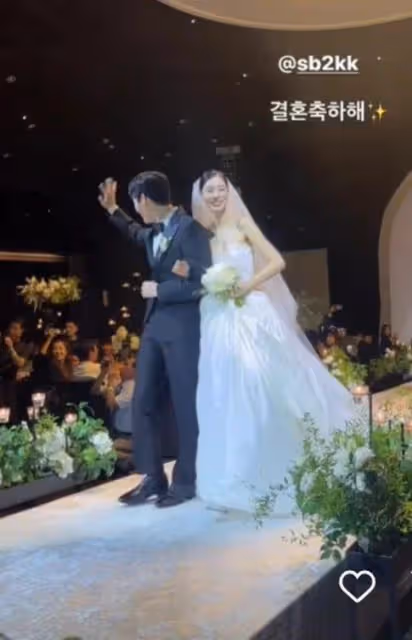 尹博和金秀彬婚禮現場公開，好友送上浪漫祝福，婚紗照兩人超甜蜜