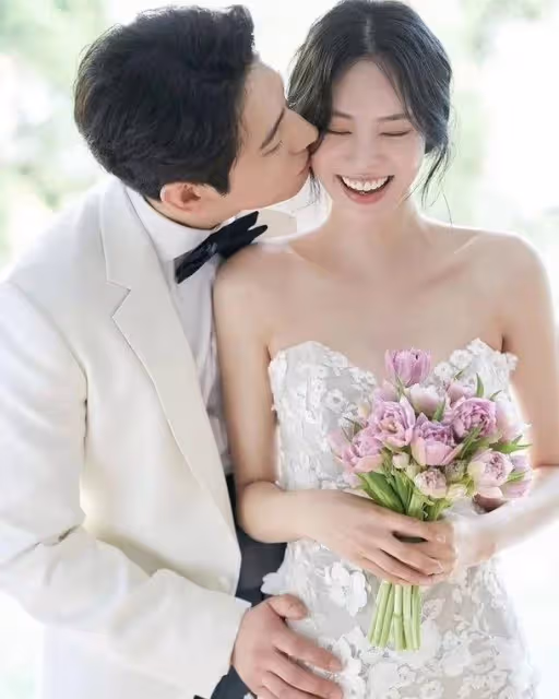 尹博和金秀彬婚禮現場公開，好友送上浪漫祝福，婚紗照兩人超甜蜜