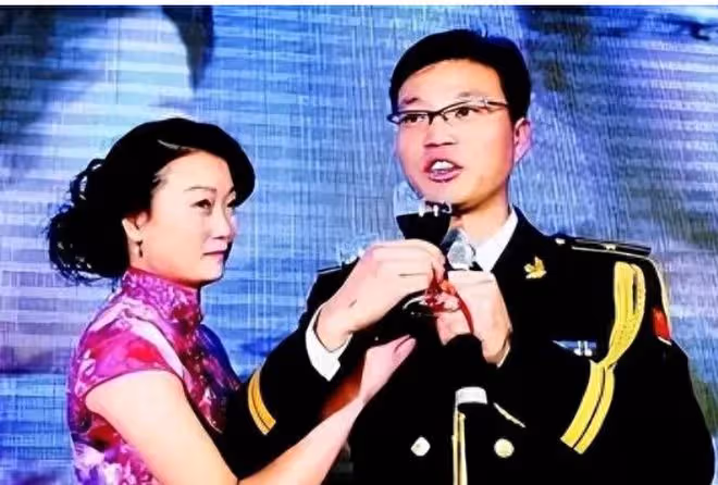 開除軍籍！穿和服斂財，追悼日本首相！蔡國慶等明星被點名批評