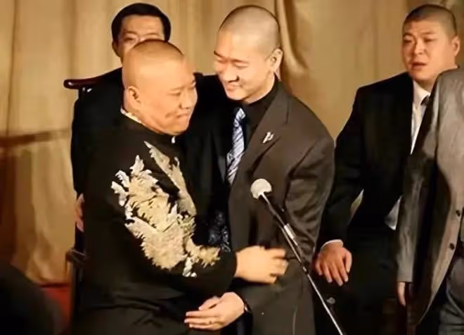 勁爆大瓜!知情人曝郭德綱曹雲金私下已和解,抱頭痛哭畫面疑曝光