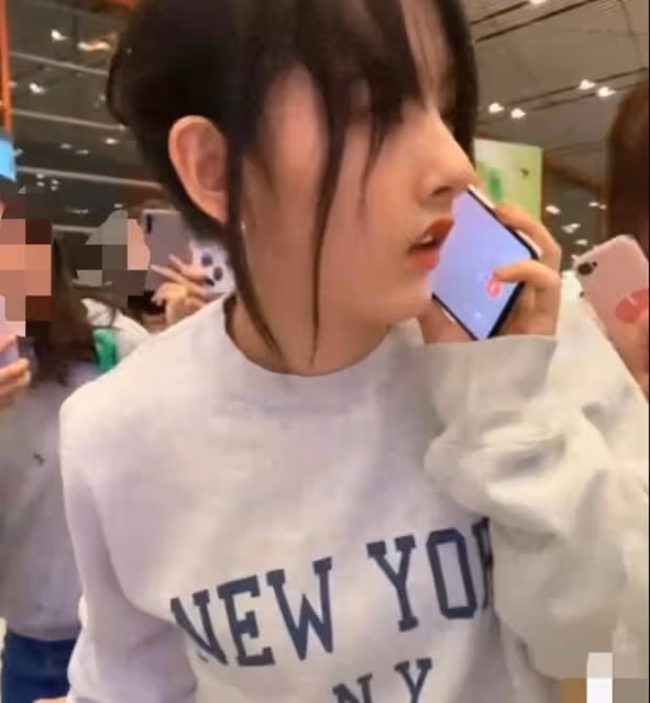 宋祖兒現身機場,不敢抬頭,偷漏稅問題還沒解決,被質疑墊鼻子?