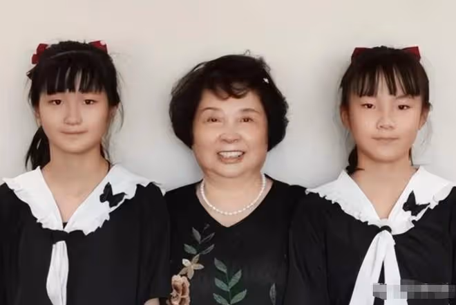 盛海琳帶雙胎女兒給丈夫掃墓，墳頭長出一棵芝麻樹，寓意引人落淚