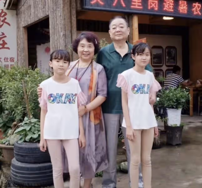 盛海琳帶雙胎女兒給丈夫掃墓，墳頭長出一棵芝麻樹，寓意引人落淚