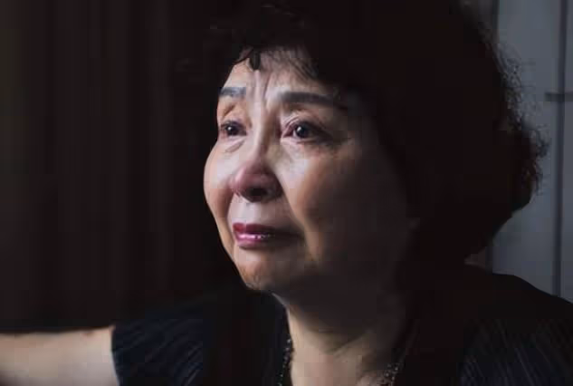 盛海琳帶雙胎女兒給丈夫掃墓,墳頭長出一棵芝麻樹,寓意引人落淚