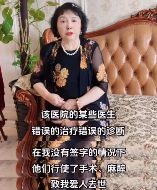 盛海琳帶雙胎女兒給丈夫掃墓,墳頭長出一棵芝麻樹,寓意引人落淚