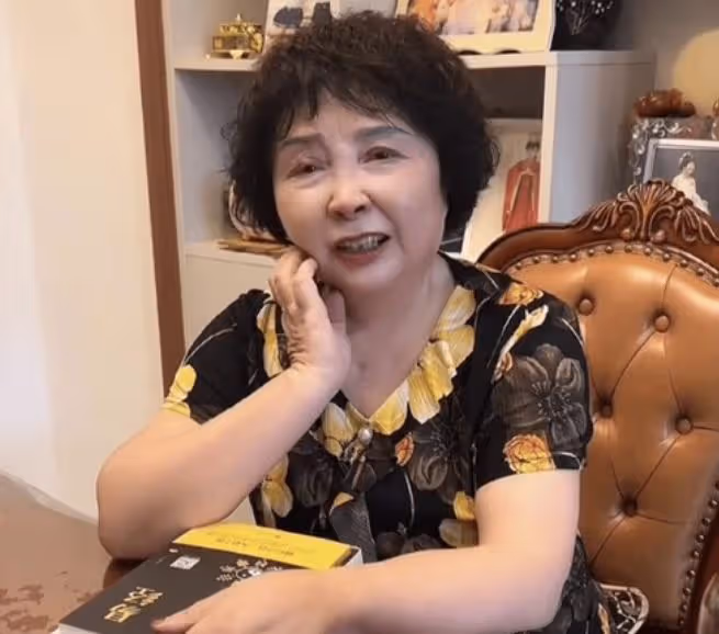 盛海琳帶雙胎女兒給丈夫掃墓,墳頭長出一棵芝麻樹,寓意引人落淚