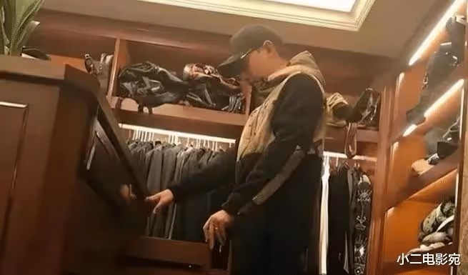 42歲華少被曝帶走風波,憔悴面容疑受打擊過度,曾被扒億級資產
