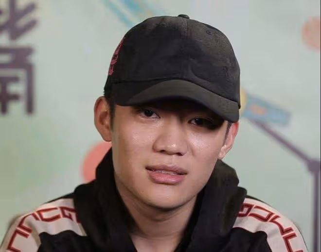 29歲PGONE高調復出!演唱會門票500元,和辣妹親密合影受追捧!