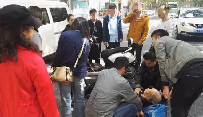 回顧老人無故摔倒無人扶終死亡,家屬怒將路人告上法庭!結果如何