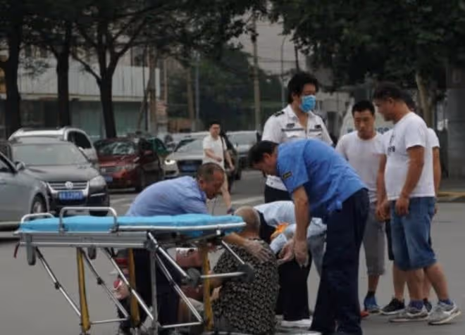 回顧老人無故摔倒無人扶終死亡,家屬怒將路人告上法庭!結果如何