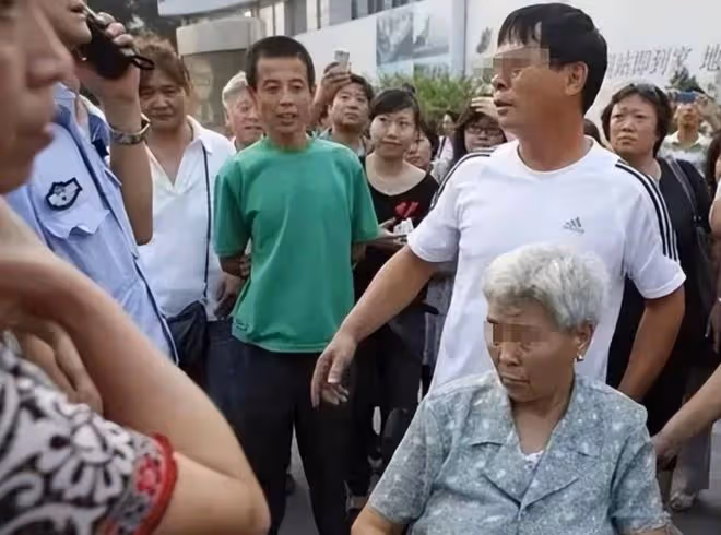 回顧老人無故摔倒無人扶終死亡,家屬怒將路人告上法庭!結果如何