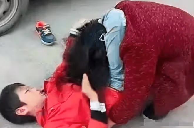 回顧老人無故摔倒無人扶終死亡,家屬怒將路人告上法庭!結果如何