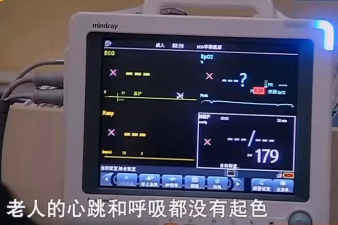 回顧老人停止心跳,搶救30分鐘無效,2歲孫子喚醒奶奶,眾人淚目