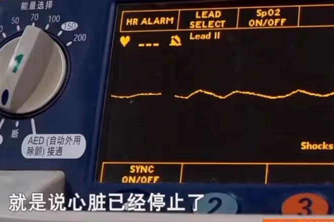 回顧老人停止心跳,搶救30分鐘無效,2歲孫子喚醒奶奶,眾人淚目