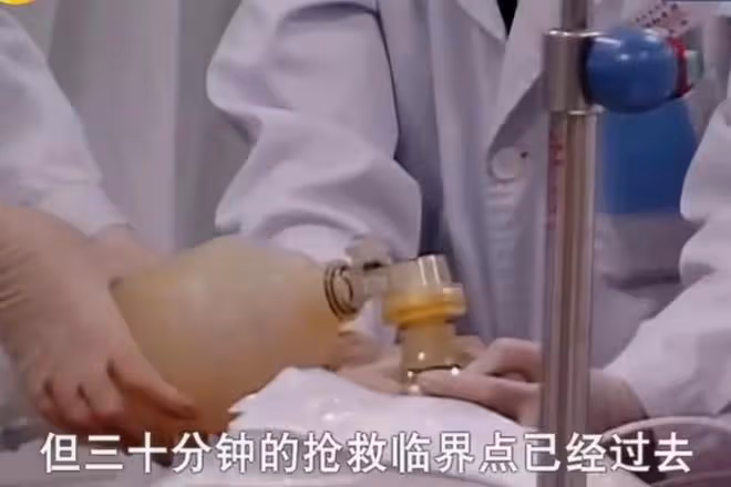 回顧老人停止心跳,搶救30分鐘無效,2歲孫子喚醒奶奶,眾人淚目