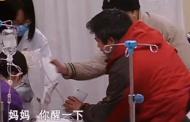 回顧老人停止心跳,搶救30分鐘無效,2歲孫子喚醒奶奶,眾人淚目