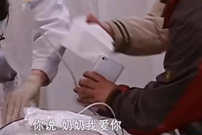 回顧老人停止心跳,搶救30分鐘無效,2歲孫子喚醒奶奶,眾人淚目