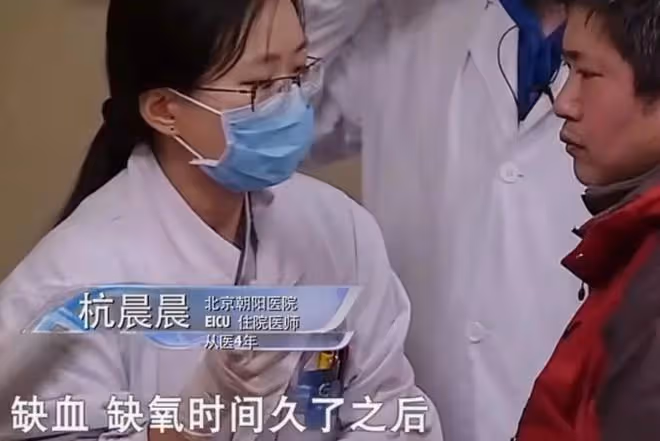 回顧老人停止心跳,搶救30分鐘無效,2歲孫子喚醒奶奶,眾人淚目