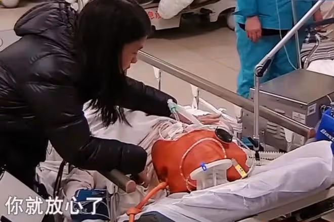 回顧老人停止心跳,搶救30分鐘無效,2歲孫子喚醒奶奶,眾人淚目