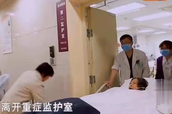 回顧老人停止心跳,搶救30分鐘無效,2歲孫子喚醒奶奶,眾人淚目
