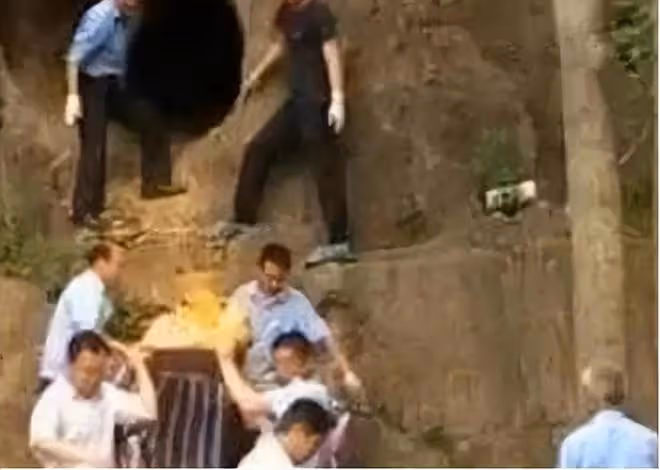 回顧懷孕妻子被4人玷污8小時,丈夫門口目睹全程,後被殺拋屍山洞