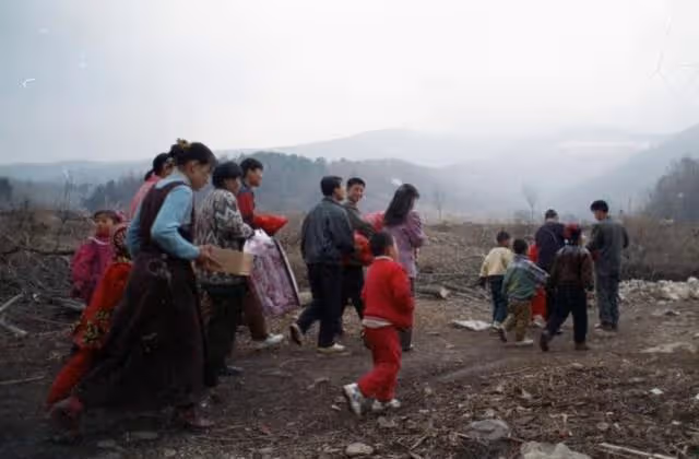 1995年,惡霸兒子強搶民女,57歲母親大義滅親,私自除害罪不可恕