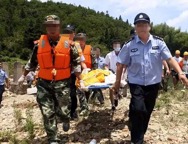 17歲小伙出門買衣服失蹤,警方在公墓找到屍體:1米9被折成3段