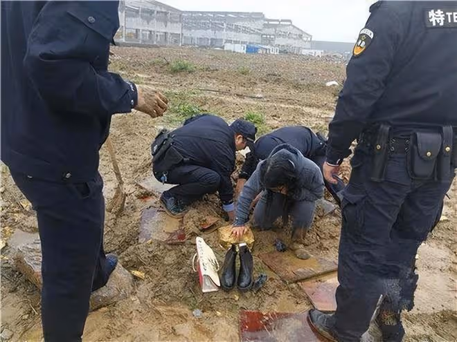 17歲小伙出門買衣服失蹤,警方在公墓找到屍體:1米9被折成3段