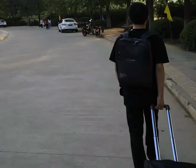 17歲小伙出門買衣服失蹤,警方在公墓找到屍體:1米9被折成3段