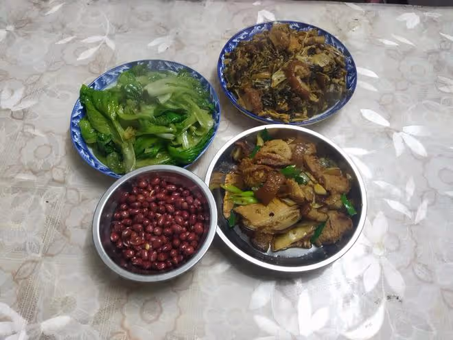 小偷潛入別墅做飯，體驗富人生活，不偷錢，被捕後失主反給他1萬