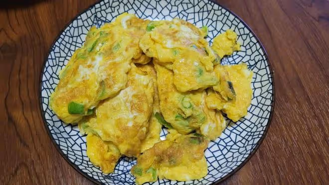 小偷潛入別墅做飯，體驗富人生活，不偷錢，被捕後失主反給他1萬