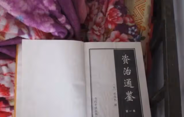 小偷潛入別墅做飯，體驗富人生活，不偷錢，被捕後失主反給他1萬