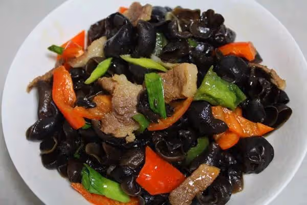 小偷潛入別墅做飯，體驗富人生活，不偷錢，被捕後失主反給他1萬