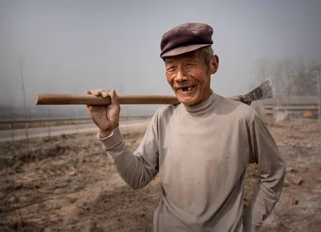 1968年老農挖地窖突遇毒蛇，正要揮鋤猛砸，卻發現毒蛇一動不動