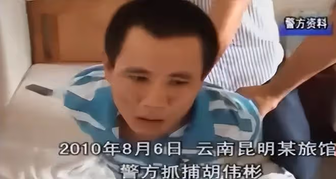 2010年，成都老宅連發命案，死者皆為身著白衣的女子，詭異至極