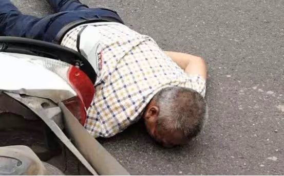 回顧，吳偉青扶老人反被訛20萬，為證清白絕望跳河，結果如何