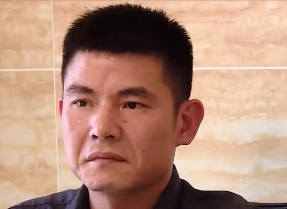 回顧42歲「不孝子」，當街毆打父親，居家啃老3萬零花錢還不滿足