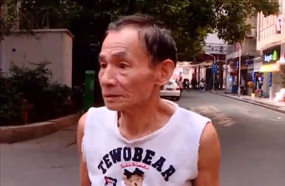 回顧42歲「不孝子」，當街毆打父親，居家啃老3萬零花錢還不滿足