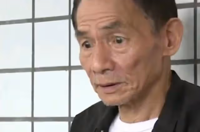 回顧42歲「不孝子」，當街毆打父親，居家啃老3萬零花錢還不滿足