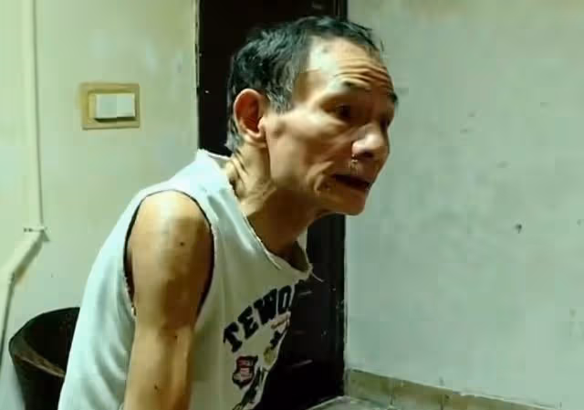 回顧42歲「不孝子」，當街毆打父親，居家啃老3萬零花錢還不滿足