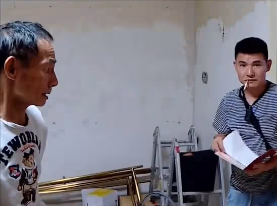 回顧42歲「不孝子」，當街毆打父親，居家啃老3萬零花錢還不滿足