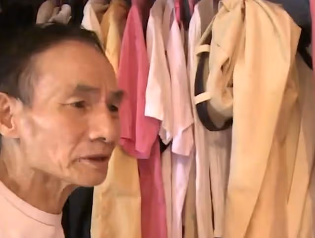 回顧42歲「不孝子」，當街毆打父親，居家啃老3萬零花錢還不滿足