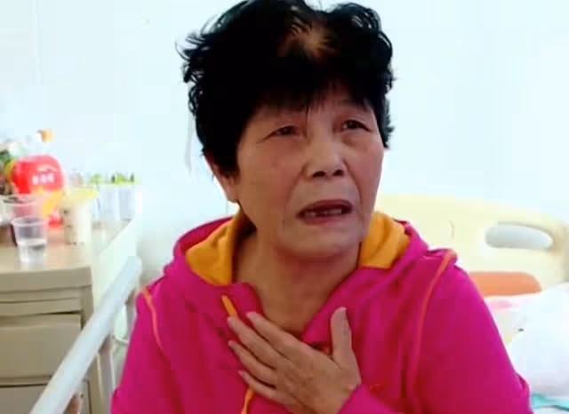 回顧42歲「不孝子」，當街毆打父親，居家啃老3萬零花錢還不滿足
