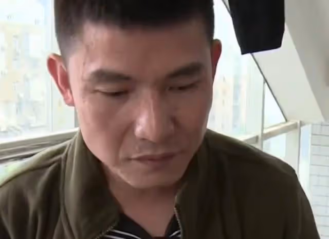 回顧42歲「不孝子」，當街毆打父親，居家啃老3萬零花錢還不滿足