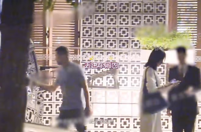 李亞鵬攜海哈金喜李嫣聚餐,三人牽手開心回家,繼母繼女親如姐妹