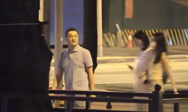 李亞鵬攜海哈金喜李嫣聚餐,三人牽手開心回家,繼母繼女親如姐妹