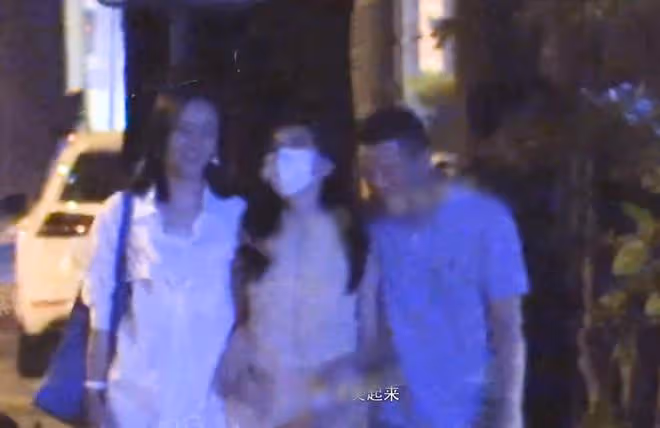 李亞鵬攜海哈金喜李嫣聚餐,三人牽手開心回家,繼母繼女親如姐妹